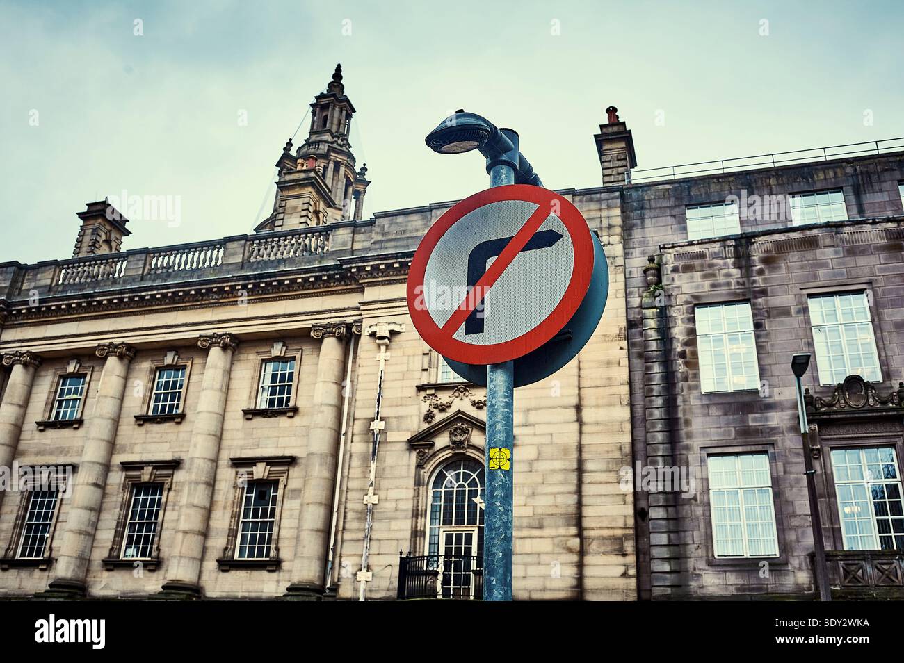 Non svolta a destra di fronte ai tribunali legali e al municipio, Preston, Regno Unito Foto Stock