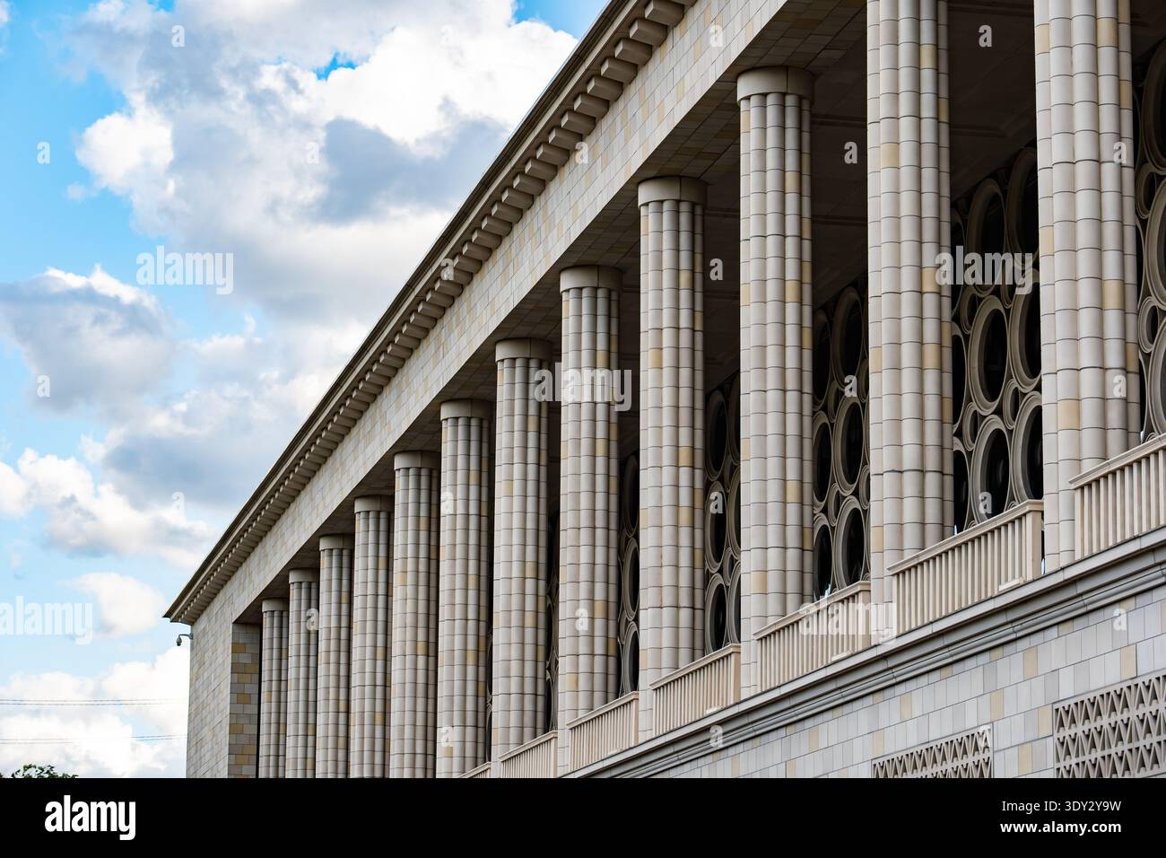 Facciata dall'architettura classica con colonne multiple contro un cielo blu, edificio storico Foto Stock