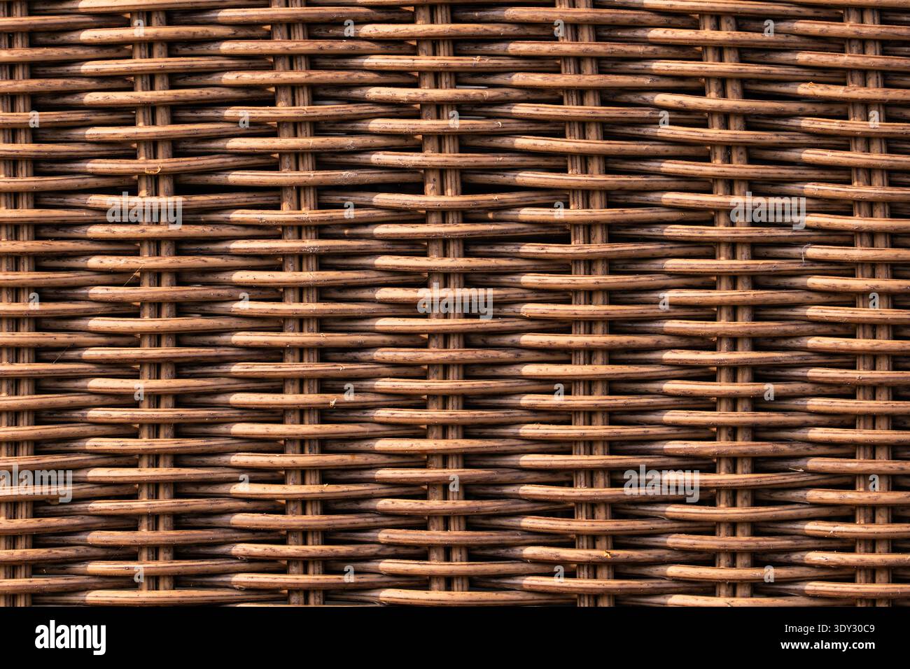 Motivo di tessitura in vimini rattan che crea uno sfondo testurizzato e un design naturale Foto Stock