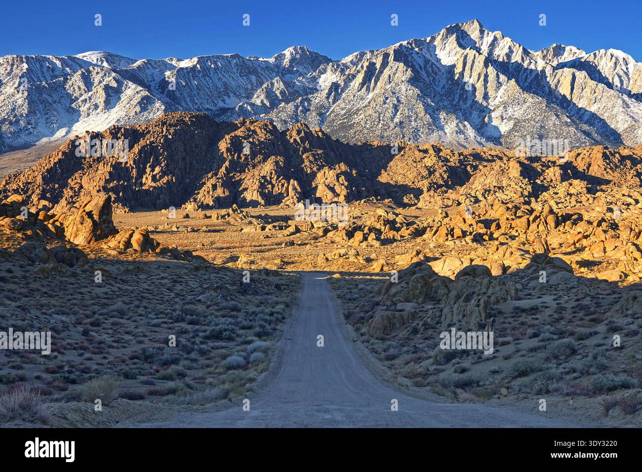 Strada per l'Alabama Hills National Scenic area a Sunrise Foto Stock