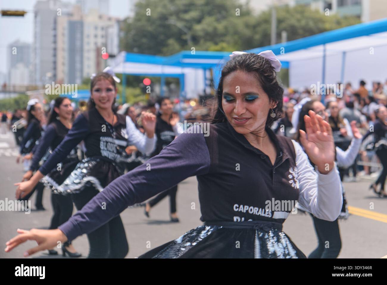 Artisti Caporales che celebrano il folklore con danza tradizionale e spirito festivo Foto Stock
