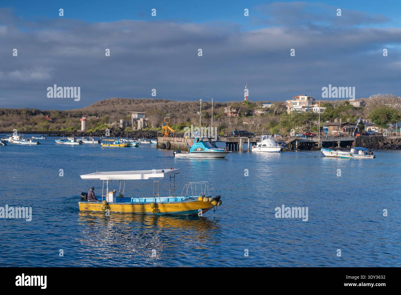 Il porto della città di Puerto Baquerizo Moreno, San Cristobal, Isole Galapagos, Ecuador, Sud America. Foto Stock