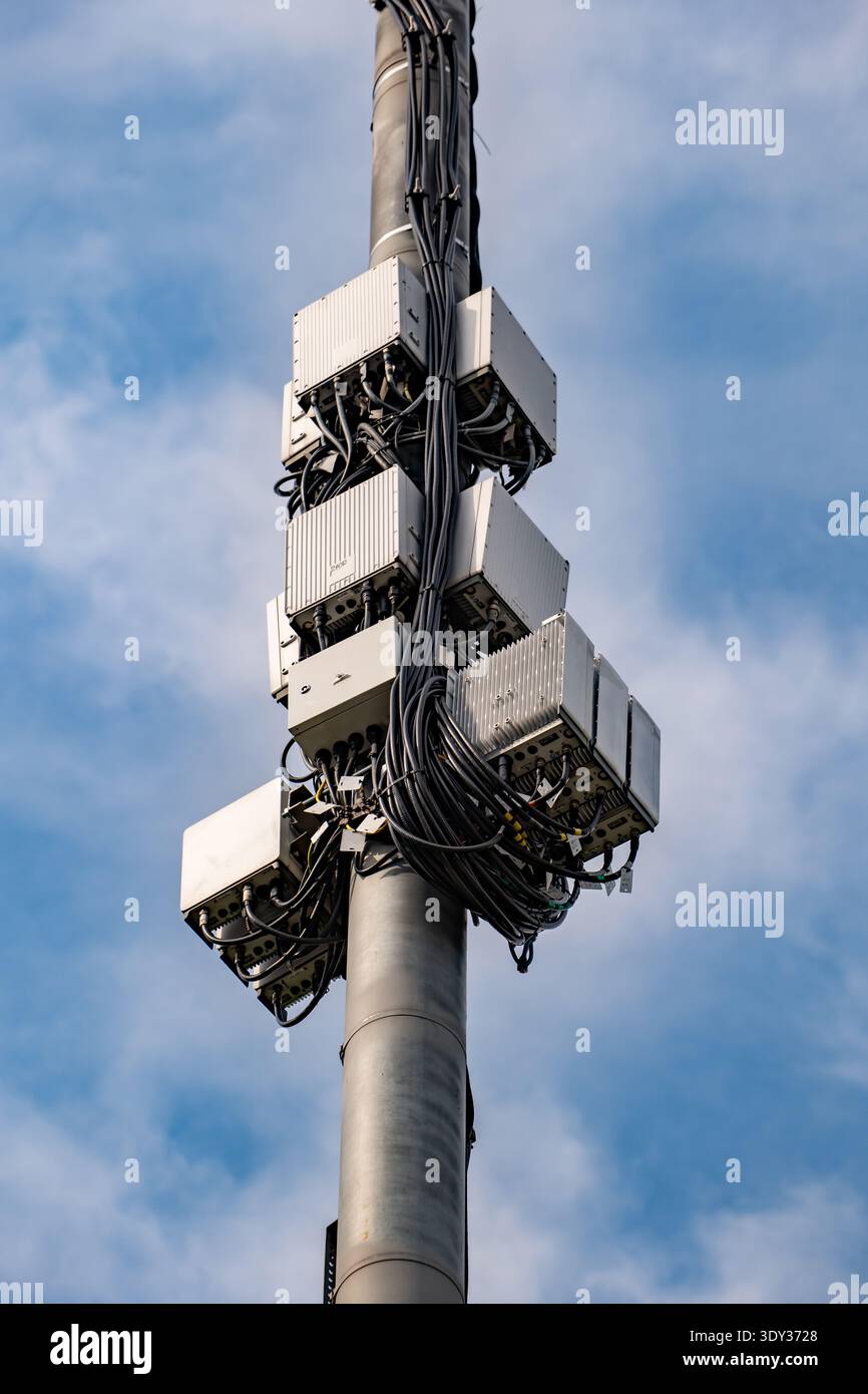 Moderna torre cellulare 5G che trasmette dati wireless per reti mobili veloci Foto Stock