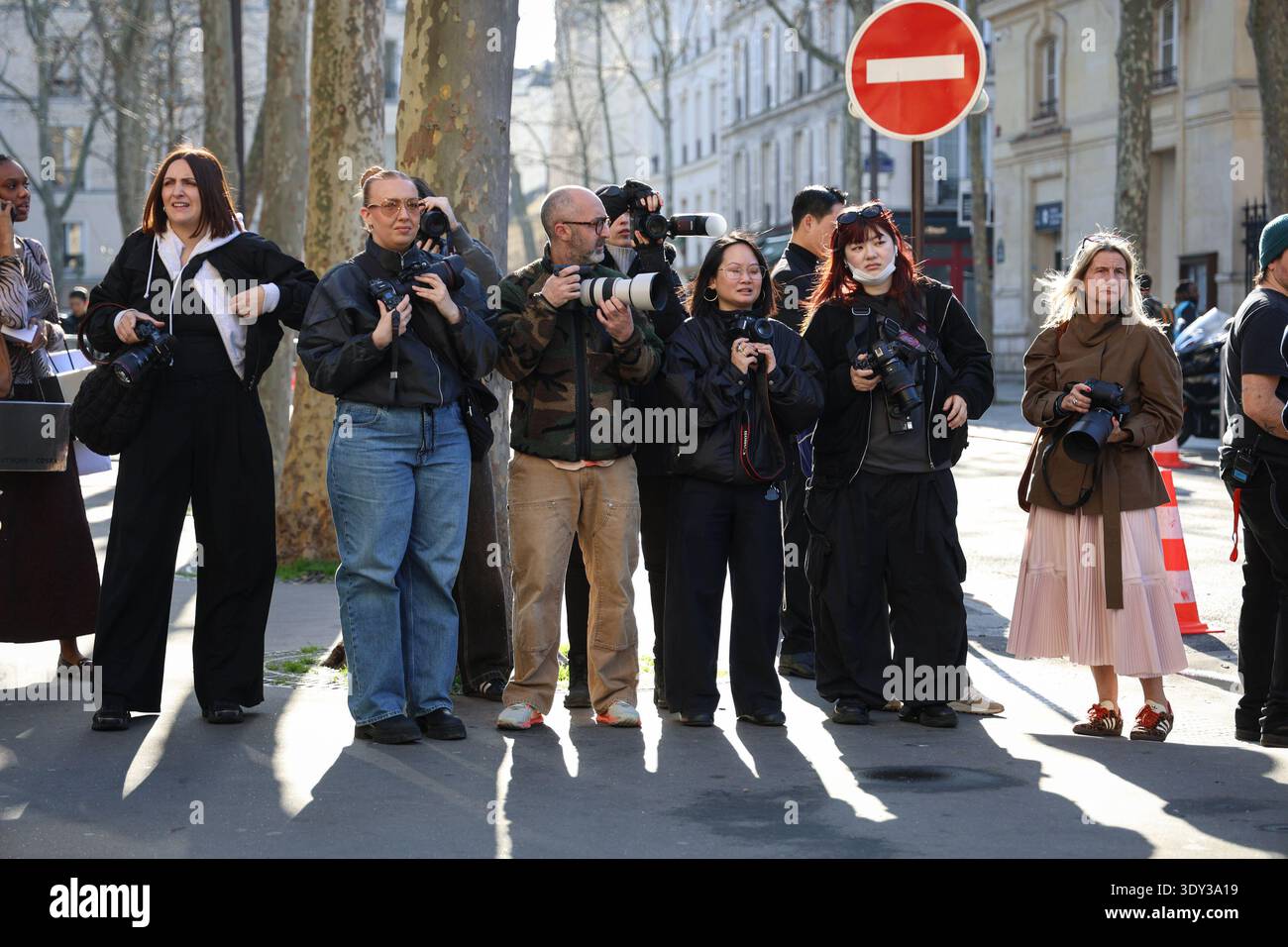 Parigi, Francia - 4 marzo 2026: Fotografi in attesa allo spettacolo Courreges Womenswear FW 2026-2027 nell'ambito della Paris Fashion Week (foto: Bruno Ngarukiye) Foto Stock
