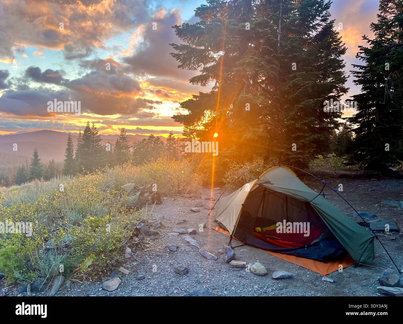 Tenda al tramonto sul Tahoe Rim Trail Foto Stock