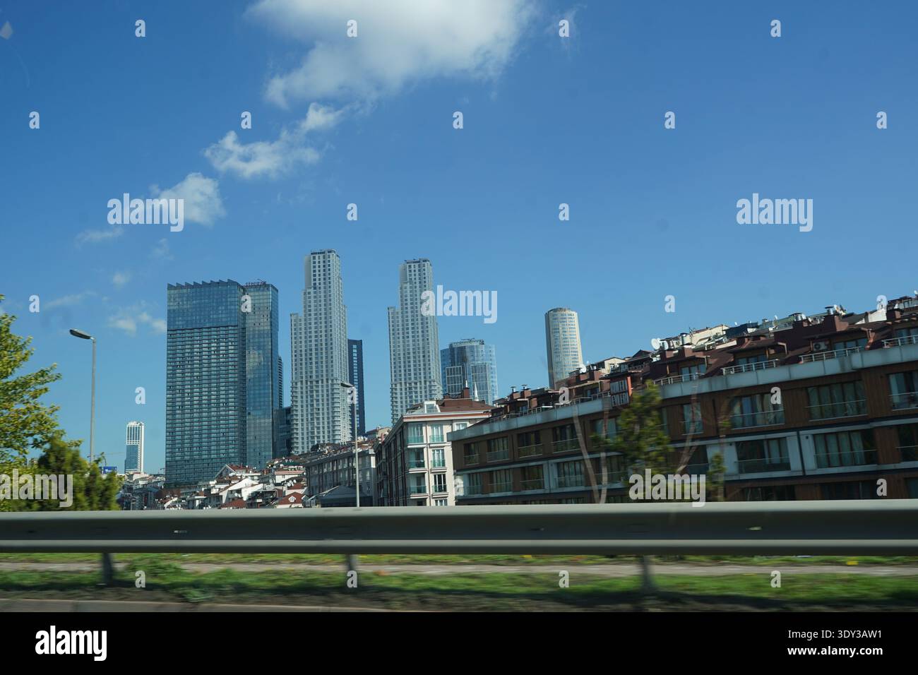 I moderni grattacieli di vetro e le lussuose torri si innalzano su blocchi tradizionali, mostrando il forte contrasto architettonico e la crescita urbana della città. Foto Stock