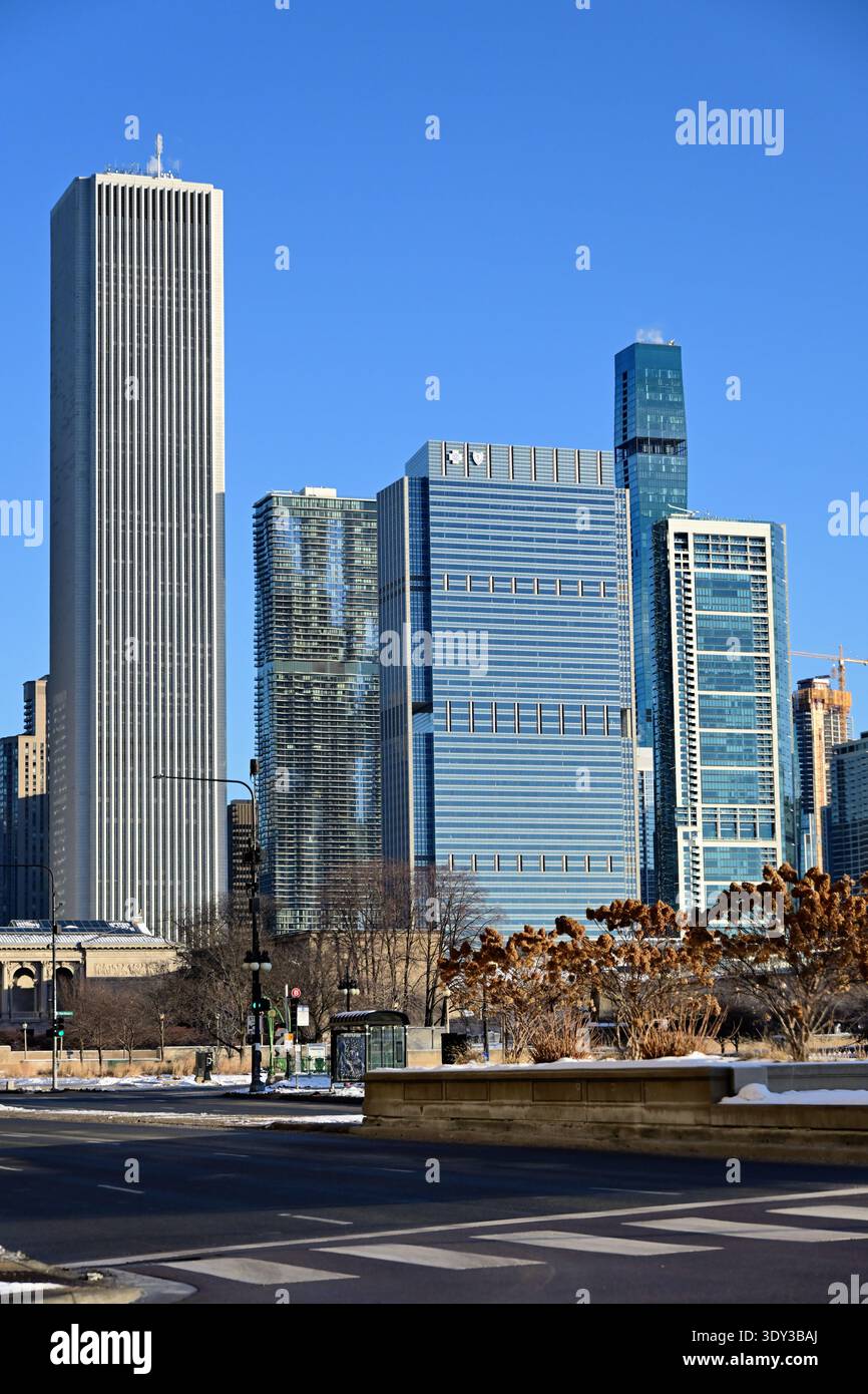 Chicago, Illinois, Stati Uniti. Una parte dello skyline settentrionale della città appare oltre il Millenium Park in una luminosa mattinata invernale. Foto Stock