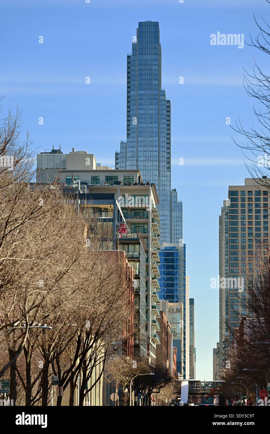 Chicago, Illinois, Stati Uniti. A dominare i suoi dintorni con la sua altezza si trova l'unico edificio di Chicago nel quartiere River North. Foto Stock