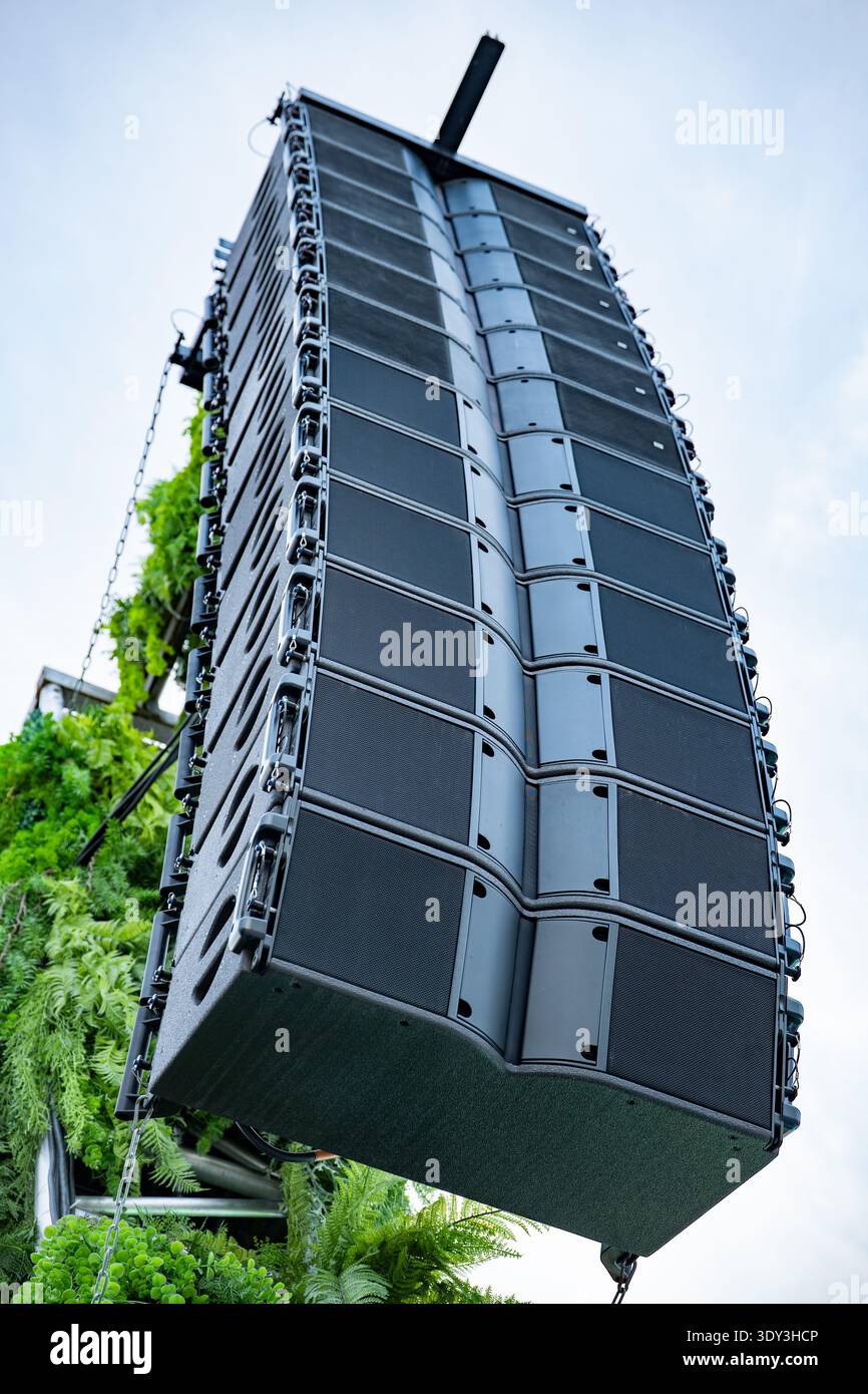 Sistema di casse line array professionale appeso per concerti all'aperto o festival Foto Stock