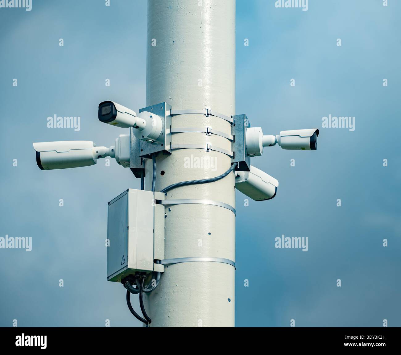 Più telecamere cctv su un palo per monitorare gli spazi pubblici per garantire sicurezza e sicurezza Foto Stock