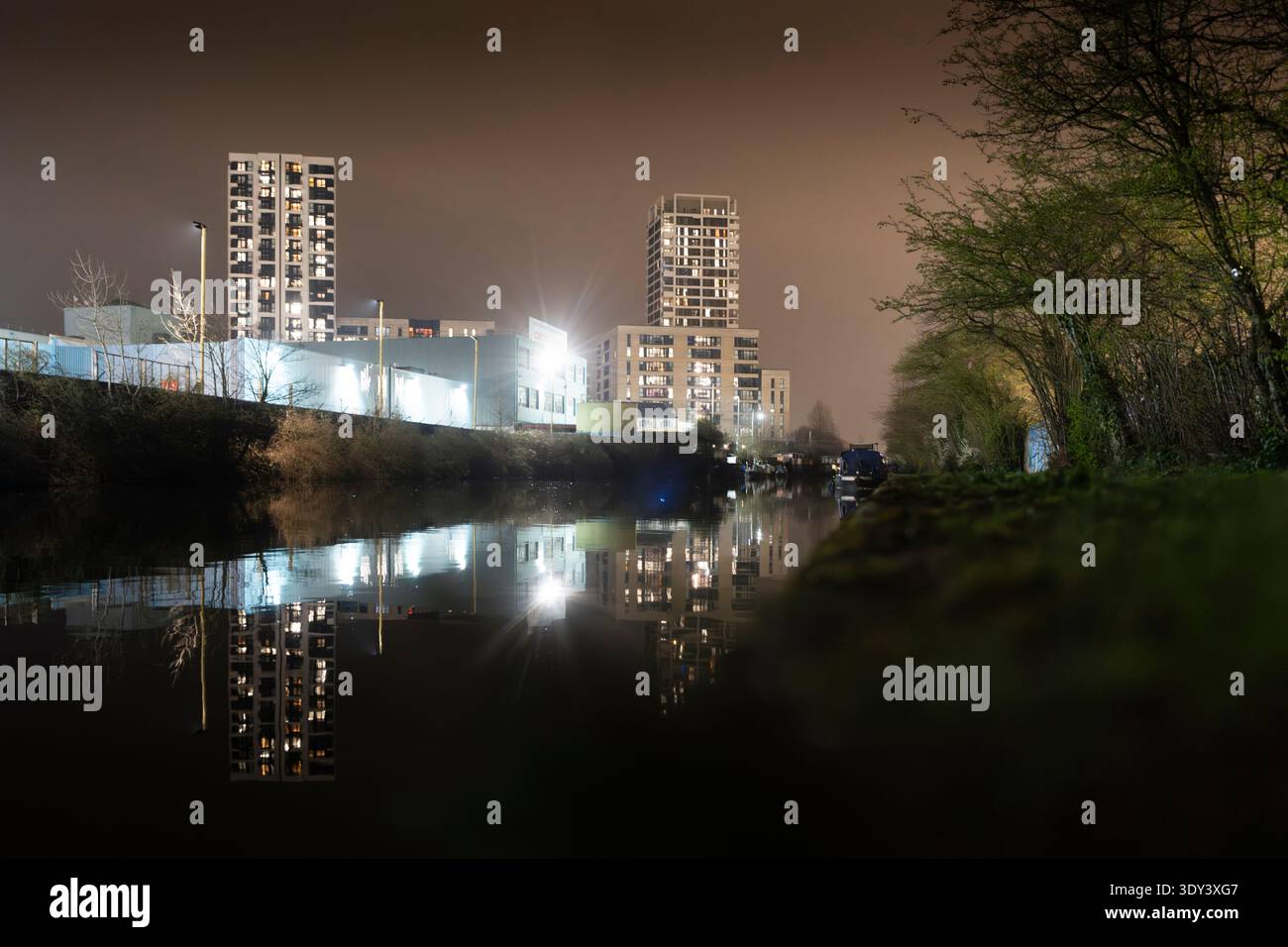 Vista su Edmund Point Scrubs Lane e sul canale Cargiant Old Oak Foto Stock