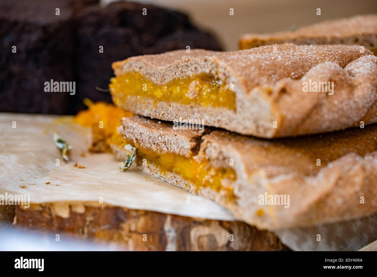 Pallini di zucca impilati con rivestimento di zucchero su carta da forno per un dolce dolce Foto Stock