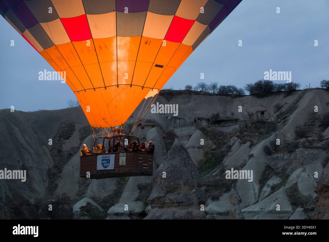 Mongolfiera che decolla in Cappadocia, Turchia Foto Stock