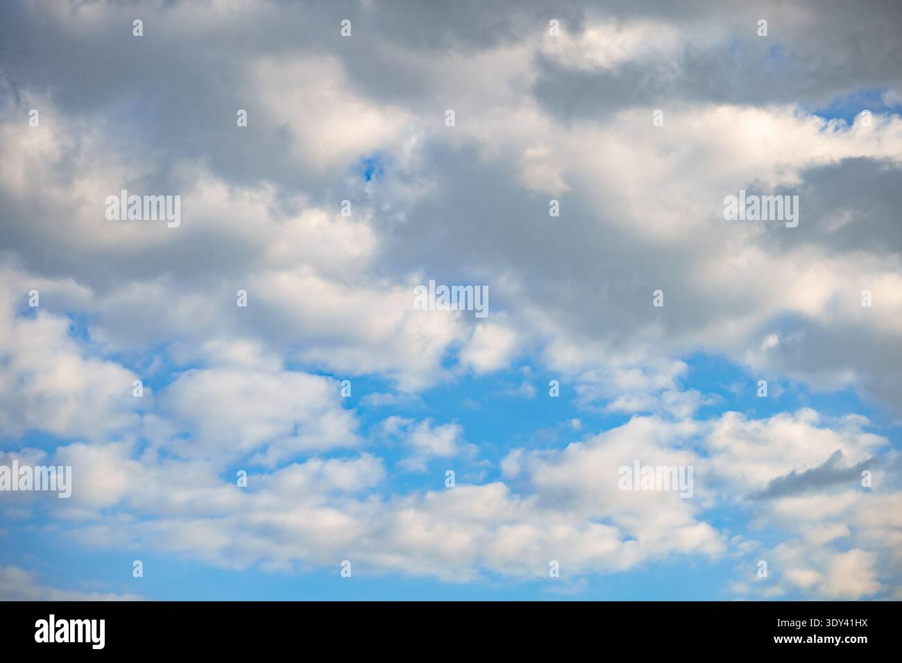 Le nuvole cumulonimbus e cumulus riempiono il cielo azzurro, prevedendo variazioni del tempo Foto Stock