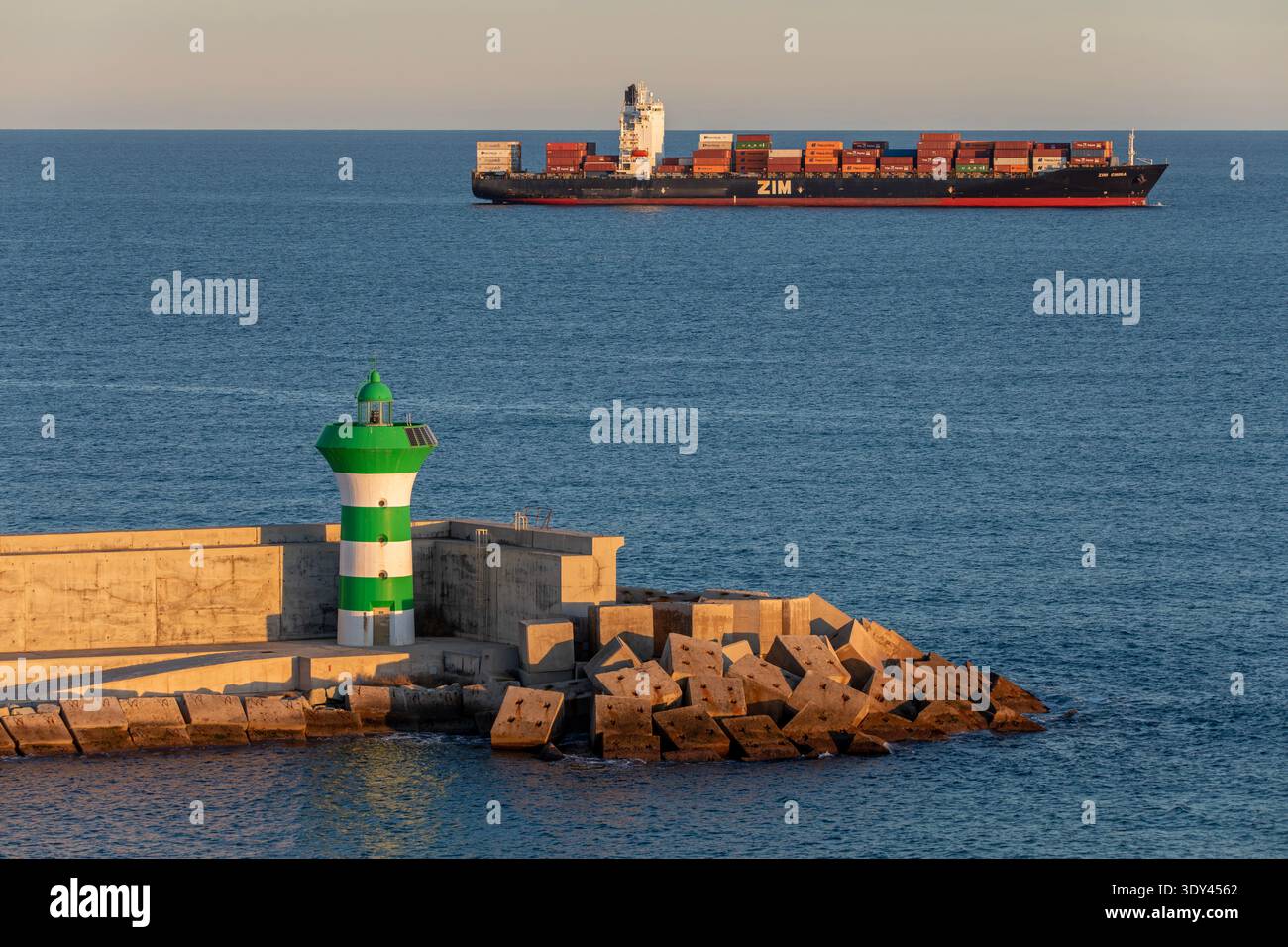 Faro di East Breakwater, Barcellona, Catalogna, Spagna, Europa Foto Stock