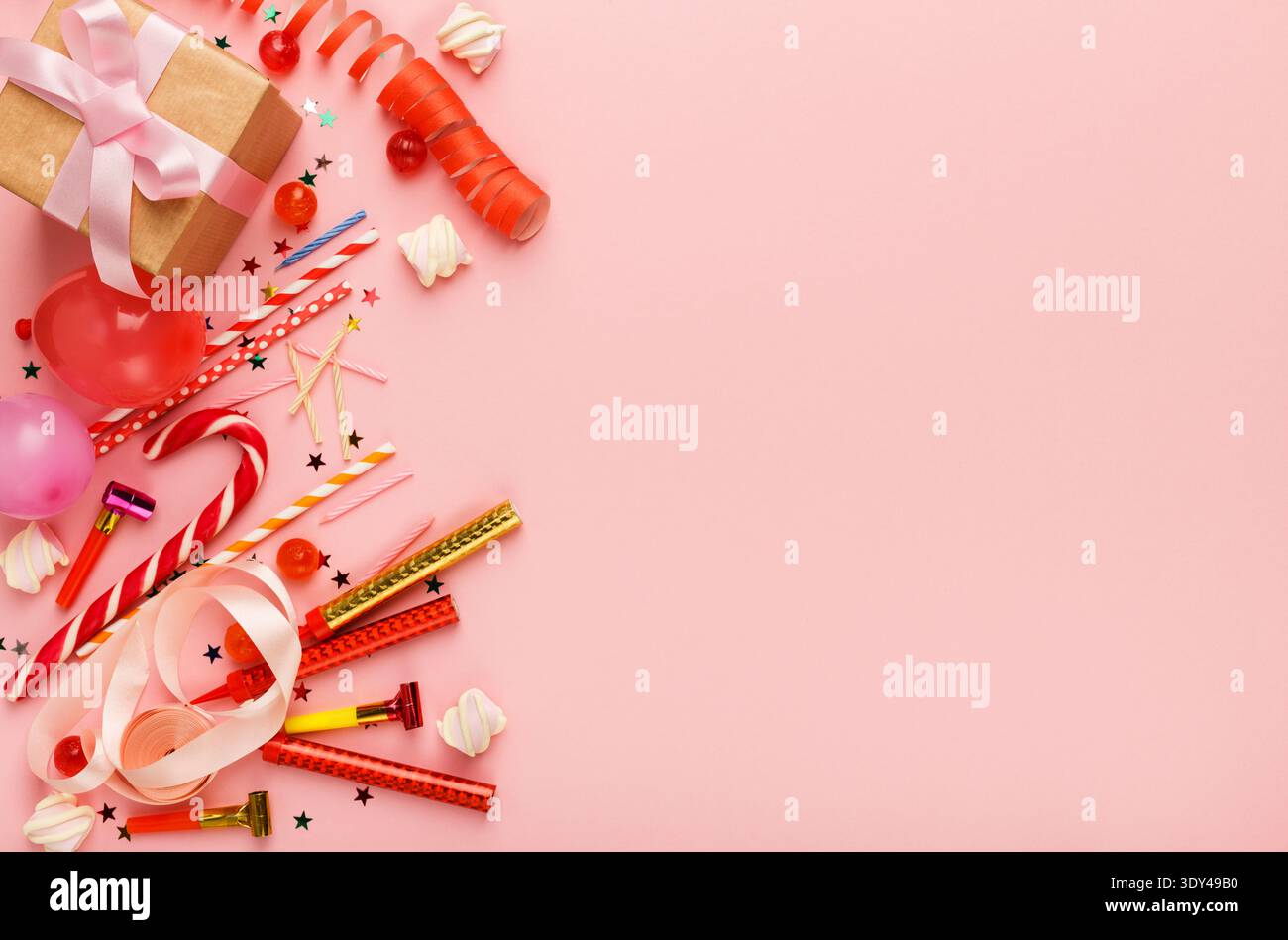Sfondo per la festa di compleanno con regalo e lecca-lecca Foto Stock