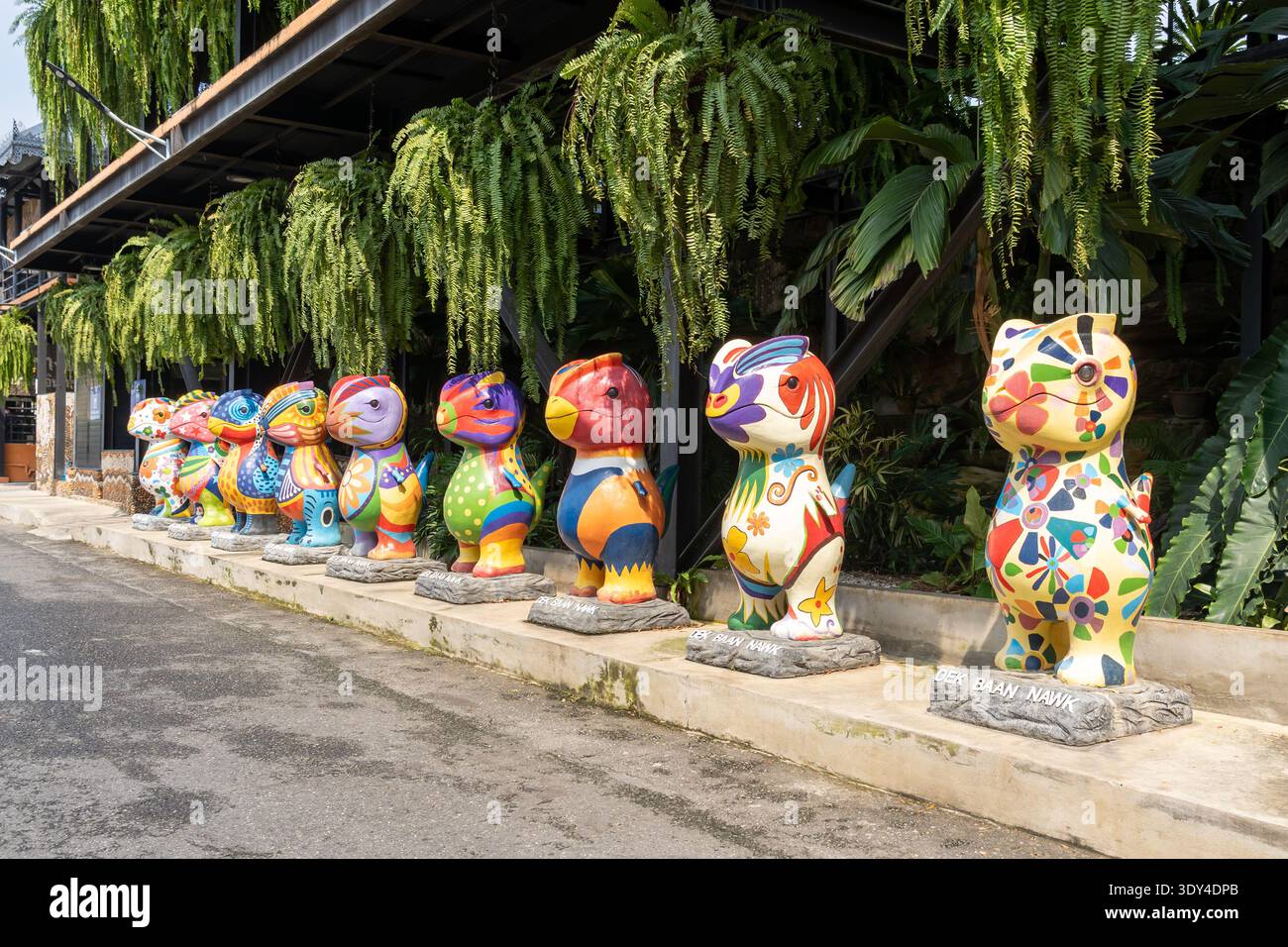 9 statue colorate di animali astratti etichettate "Dek Baan Nawk" (bambino rurale) nel giardino botanico tropicale di Nong Nooch, Chonburi, Thailandia. Foto Stock