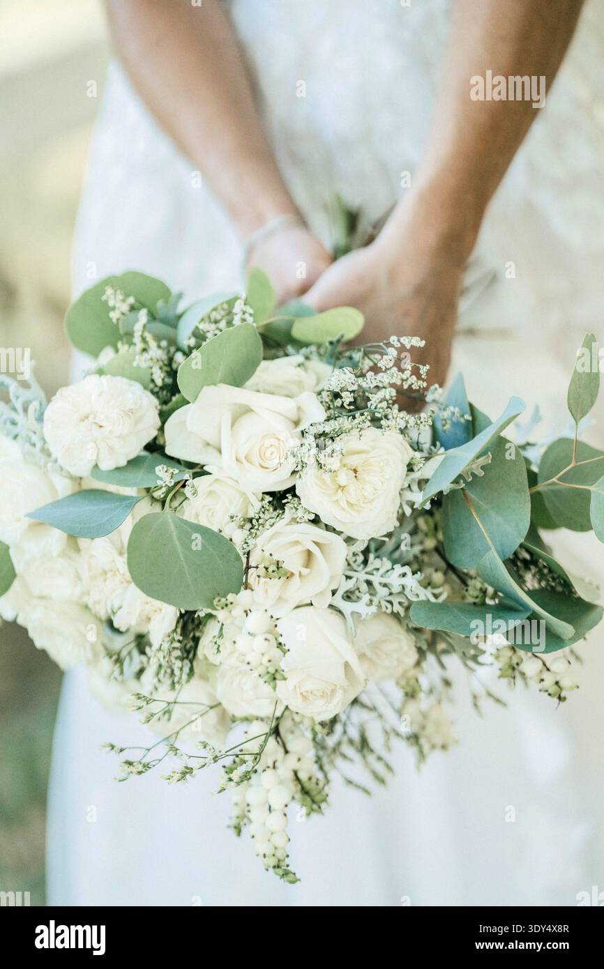 Sposa che regala un bouquet bianco per matrimoni con rose e verde Foto Stock