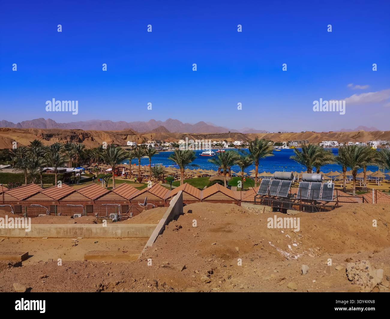 Vista della baia di Sharm el-Maya da una montagna desertica a Sharm El Sheikh (Egitto). Splendido paesaggio tropicale con acque azzurre del Mar Rosso Foto Stock