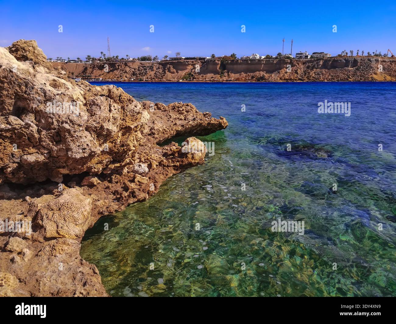 Spiaggia selvaggia all'uscita dalla baia di Sharm El Maya a Sharm El Sheikh (Egitto). Rocce di arenaria sulle rive del Mar Rosso Foto Stock