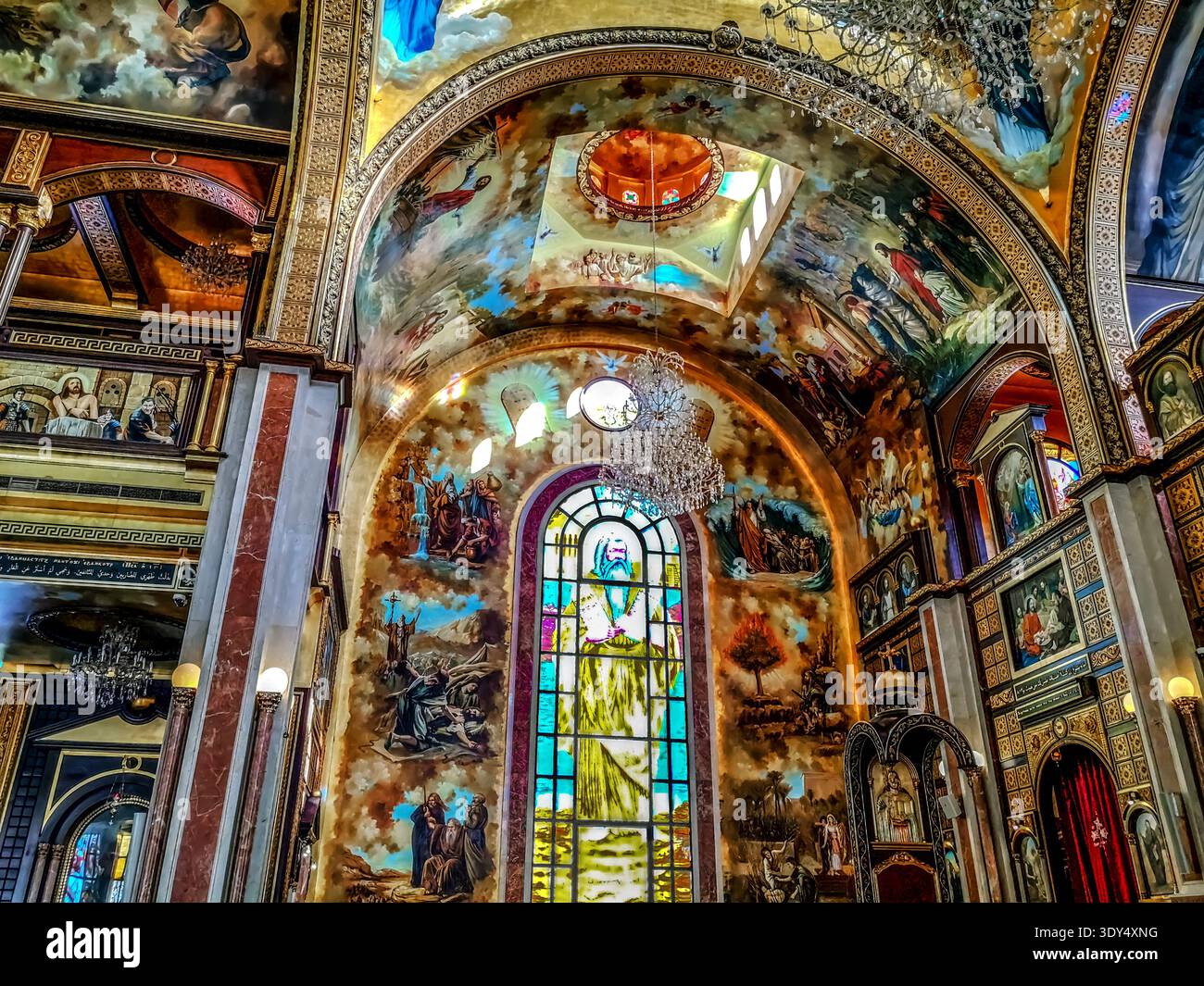 Egitto, Sharm El Sheikh - 18 gennaio 2020: Il design degli interni della Chiesa copta di El sama Eyeen a Sharm El Sheikh. Colorate illustrazioni religiose Foto Stock