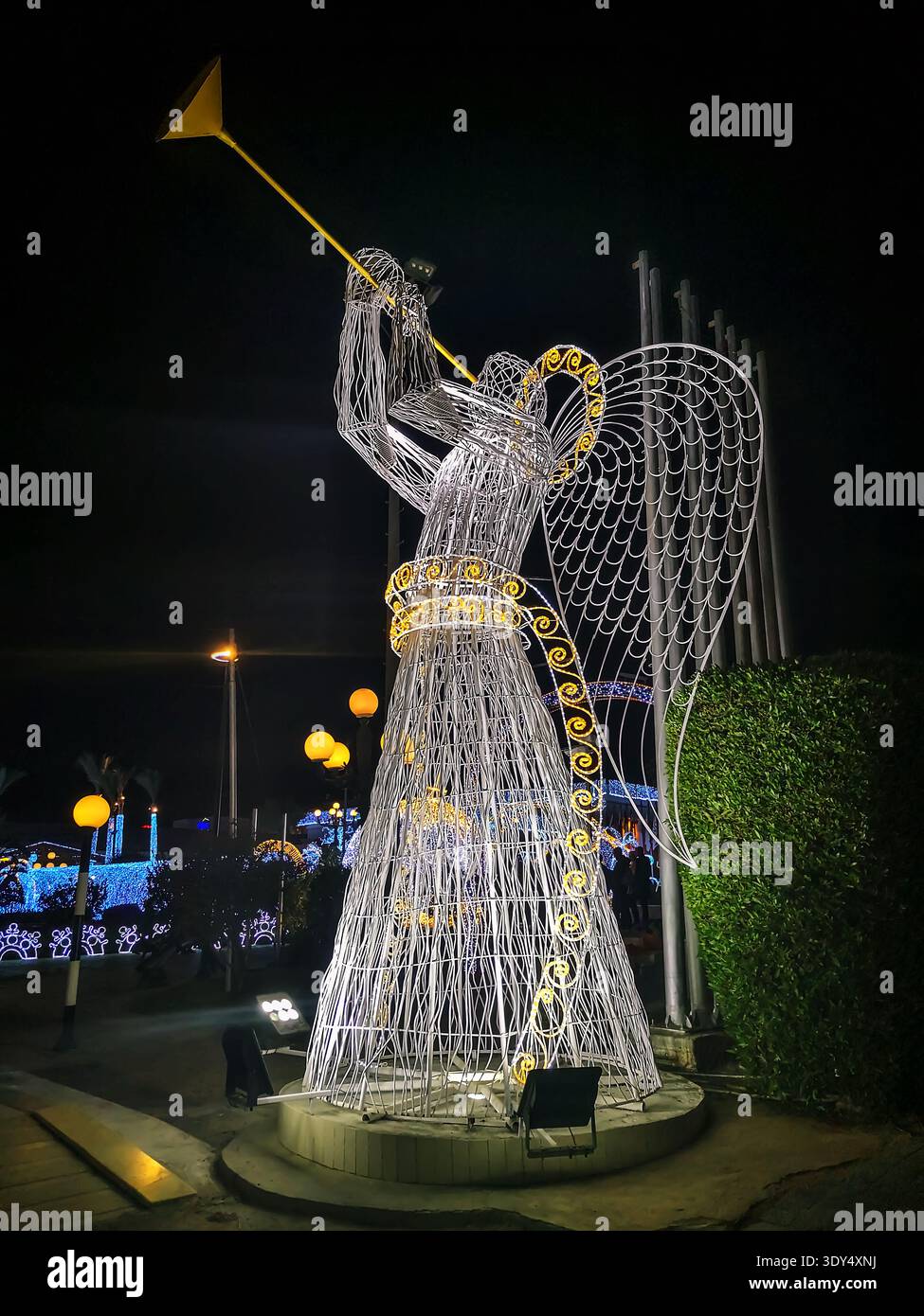 Egitto, Sharm El Sheikh - 18 gennaio 2020: Scultura luminosa di un angelo di Natale con tromba su Soho Street a Sharm El Sheikh di notte - Immagine stock catturata con smartphone