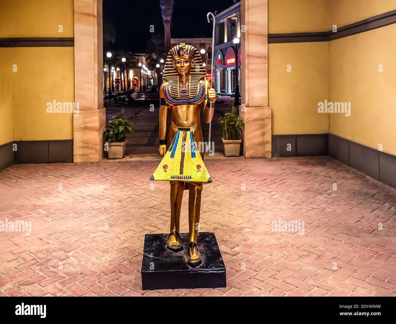 Sharm El Sheikh, Egitto - 20 gennaio 2020: Statua del faraone nel giardino del mercato a Sharm El Sheikh. Tradizionale scultura egiziana all'interno Foto Stock