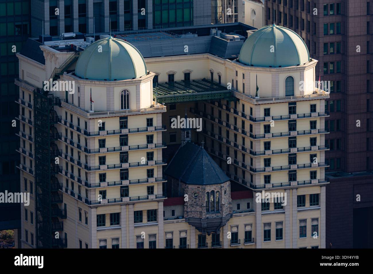 Chiesa in pietra di stile europeo costruita all'interno di un moderno hotel a Osaka, Giappone, caratterizzata da archi gotici, pareti in pietra e illuminazione calda Foto Stock