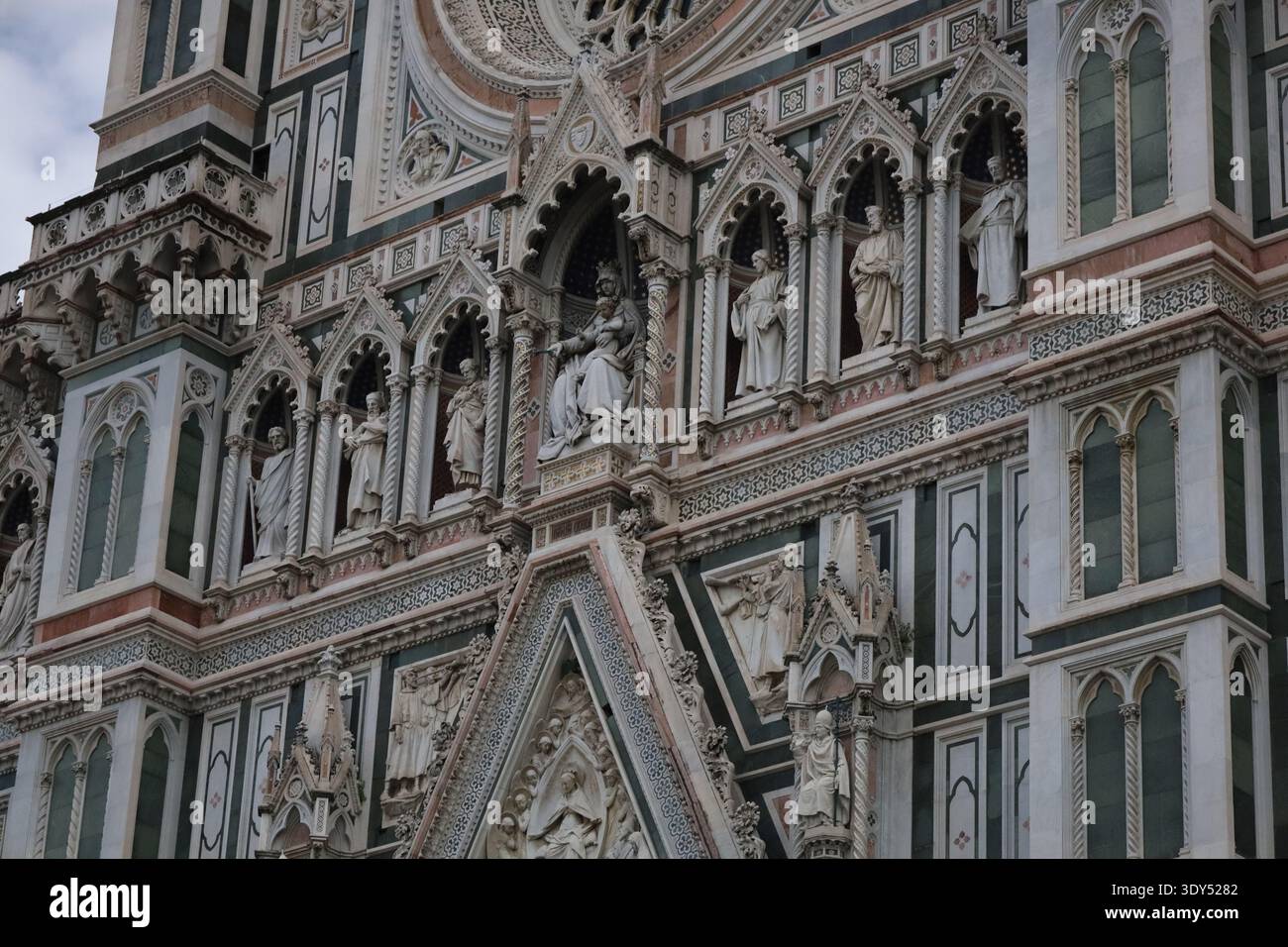 Dettaglio architettonico della facciata del Duomo di Firenze, con figure religiose Foto Stock