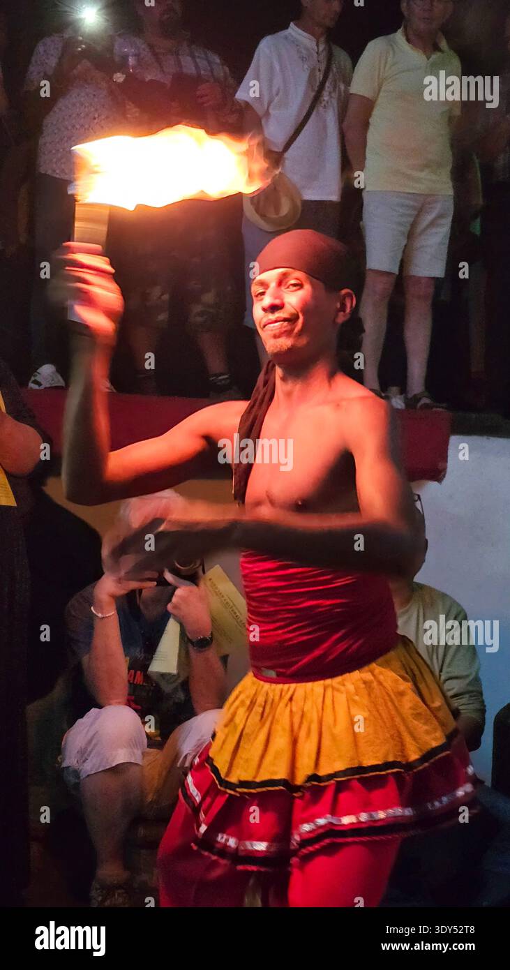 Uno spettacolo di danza culturale in Sri Lanka è una popolare attrazione turistica, che mostra il ricco patrimonio del paese attraverso la musica tradizionale, la danza e la batteria. Questi spettacoli spesso presentano danze provenienti da diverse regioni dello Sri Lanka, tra cui la famosa danza Kandyan, la danza del diavolo e le danze popolari. Kanday, Sri Lanka. Foto Stock