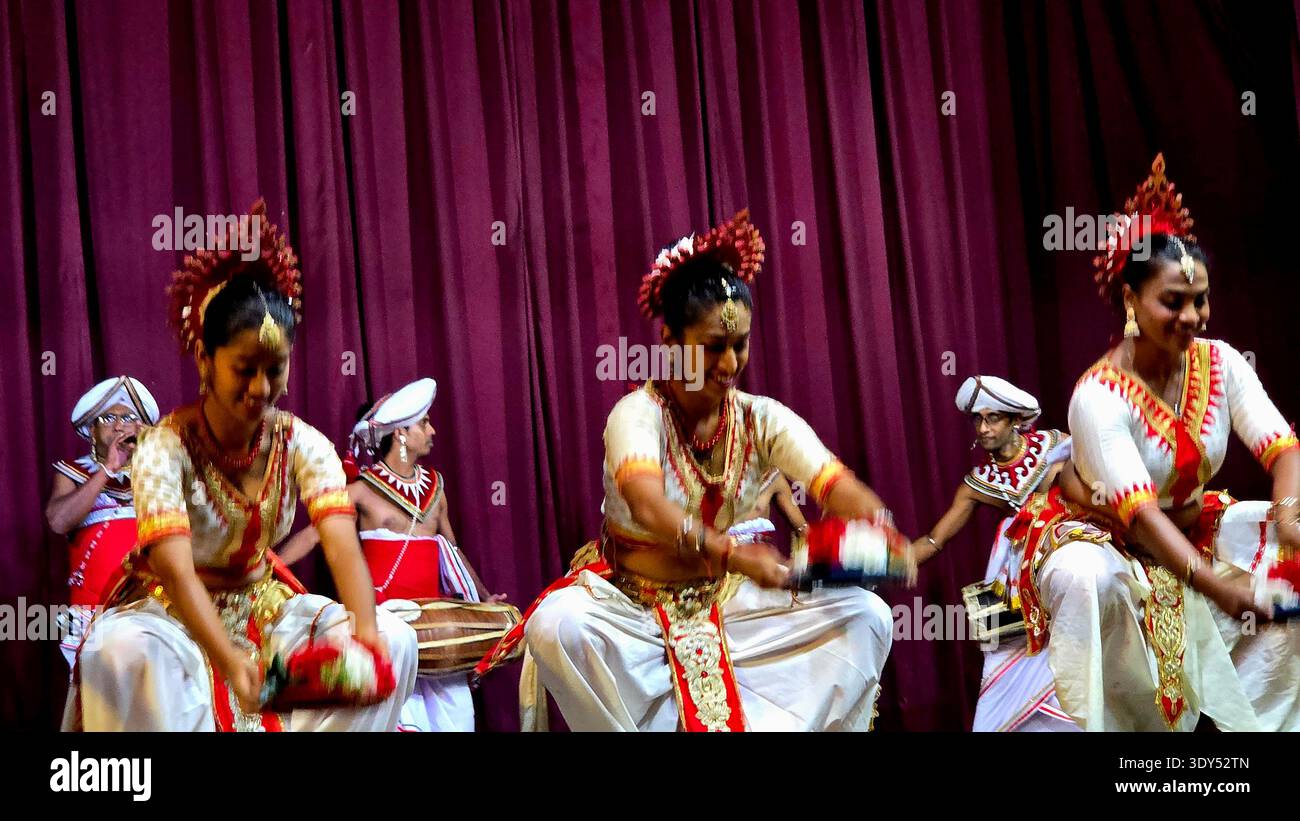Uno spettacolo di danza culturale in Sri Lanka è una popolare attrazione turistica, che mostra il ricco patrimonio del paese attraverso la musica tradizionale, la danza e la batteria. Questi spettacoli spesso presentano danze provenienti da diverse regioni dello Sri Lanka, tra cui la famosa danza Kandyan, la danza del diavolo e le danze popolari. Kanday, Sri Lanka. Foto Stock