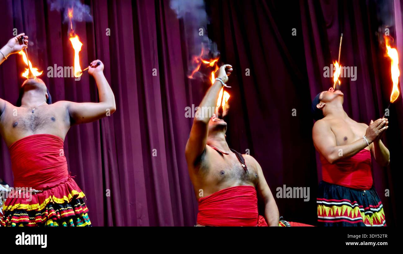 Uno spettacolo di danza culturale in Sri Lanka è una popolare attrazione turistica, che mostra il ricco patrimonio del paese attraverso la musica tradizionale, la danza e la batteria. Questi spettacoli spesso presentano danze provenienti da diverse regioni dello Sri Lanka, tra cui la famosa danza Kandyan, la danza del diavolo e le danze popolari. Kanday, Sri Lanka. Foto Stock