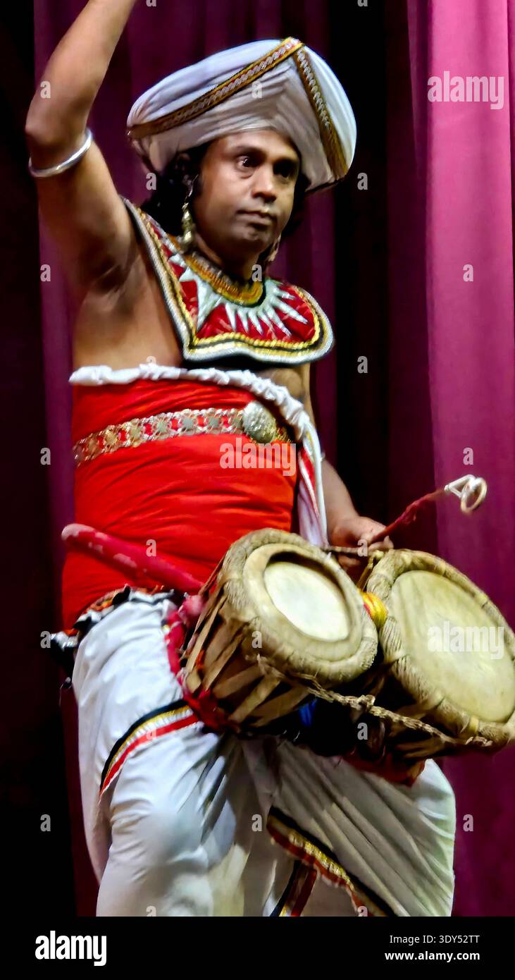 Uno spettacolo di danza culturale in Sri Lanka è una popolare attrazione turistica, che mostra il ricco patrimonio del paese attraverso la musica tradizionale, la danza e la batteria. Questi spettacoli spesso presentano danze provenienti da diverse regioni dello Sri Lanka, tra cui la famosa danza Kandyan, la danza del diavolo e le danze popolari. Kanday, Sri Lanka. Foto Stock