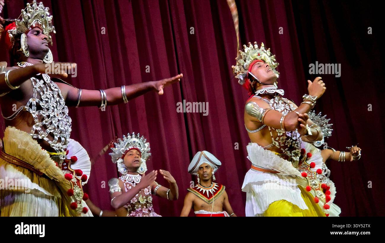 Uno spettacolo di danza culturale in Sri Lanka è una popolare attrazione turistica, che mostra il ricco patrimonio del paese attraverso la musica tradizionale, la danza e la batteria. Questi spettacoli spesso presentano danze provenienti da diverse regioni dello Sri Lanka, tra cui la famosa danza Kandyan, la danza del diavolo e le danze popolari. Kanday, Sri Lanka. Foto Stock