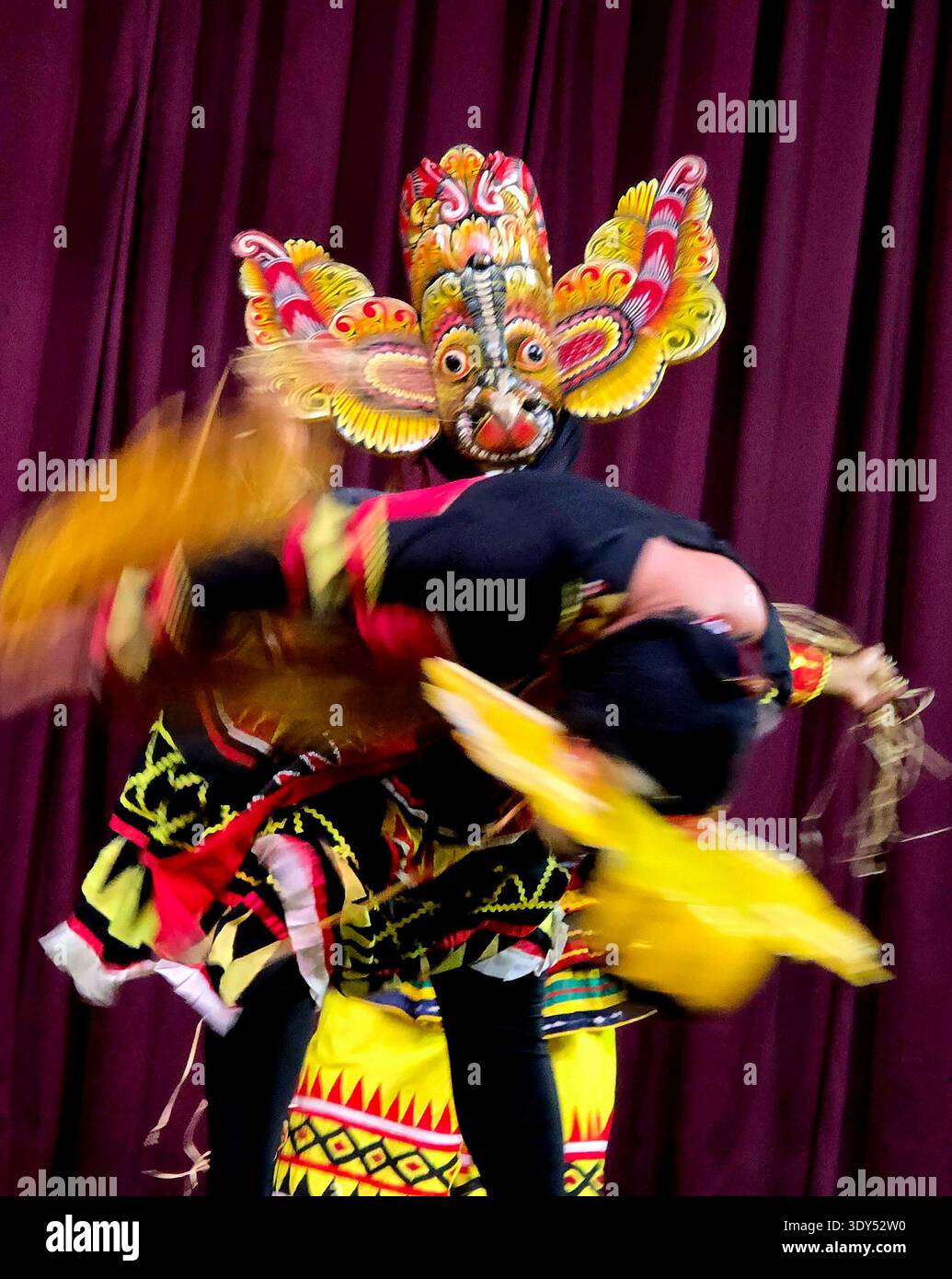 Uno spettacolo di danza culturale in Sri Lanka è una popolare attrazione turistica, che mostra il ricco patrimonio del paese attraverso la musica tradizionale, la danza e la batteria. Questi spettacoli spesso presentano danze provenienti da diverse regioni dello Sri Lanka, tra cui la famosa danza Kandyan, la danza del diavolo e le danze popolari. Kanday, Sri Lanka. Foto Stock