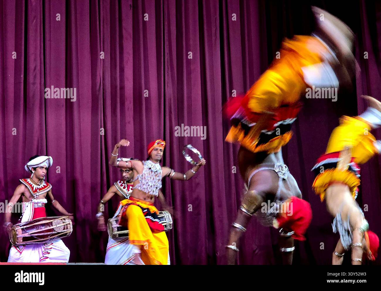 Uno spettacolo di danza culturale in Sri Lanka è una popolare attrazione turistica, che mostra il ricco patrimonio del paese attraverso la musica tradizionale, la danza e la batteria. Questi spettacoli spesso presentano danze provenienti da diverse regioni dello Sri Lanka, tra cui la famosa danza Kandyan, la danza del diavolo e le danze popolari. Kanday, Sri Lanka. Foto Stock
