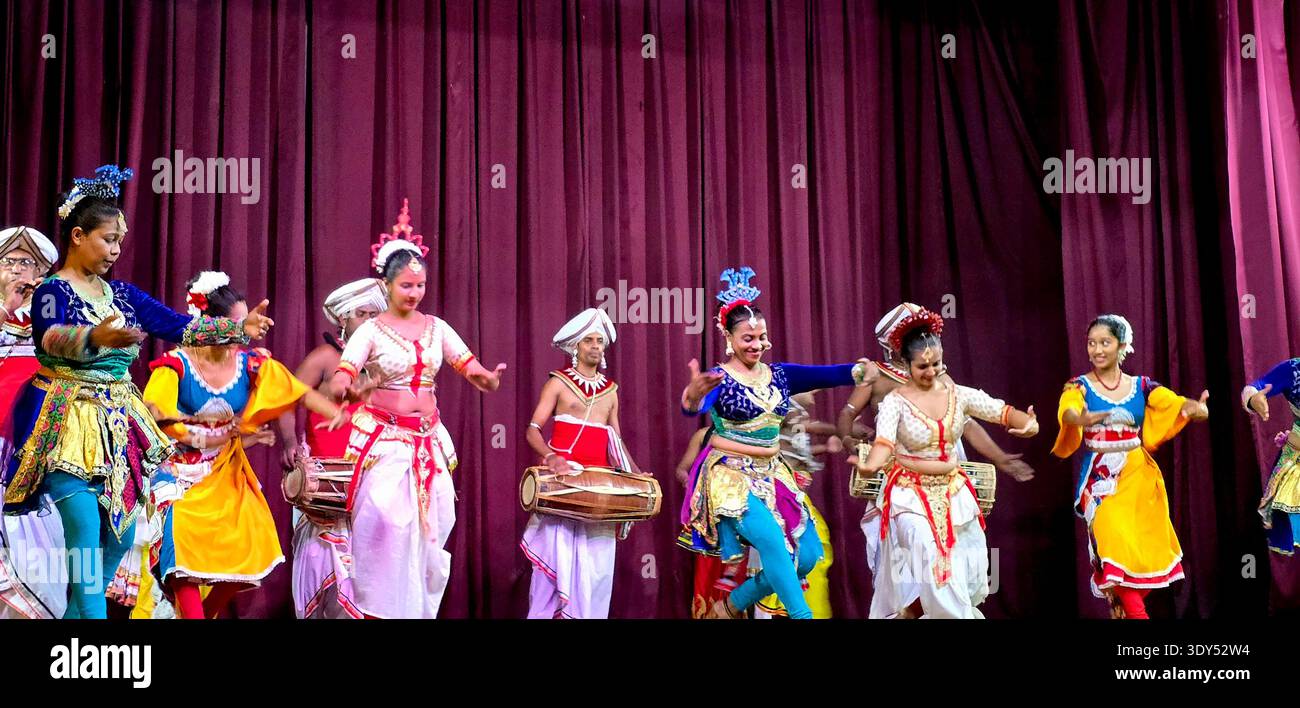 Uno spettacolo di danza culturale in Sri Lanka è una popolare attrazione turistica, che mostra il ricco patrimonio del paese attraverso la musica tradizionale, la danza e la batteria. Questi spettacoli spesso presentano danze provenienti da diverse regioni dello Sri Lanka, tra cui la famosa danza Kandyan, la danza del diavolo e le danze popolari. Kanday, Sri Lanka. Foto Stock