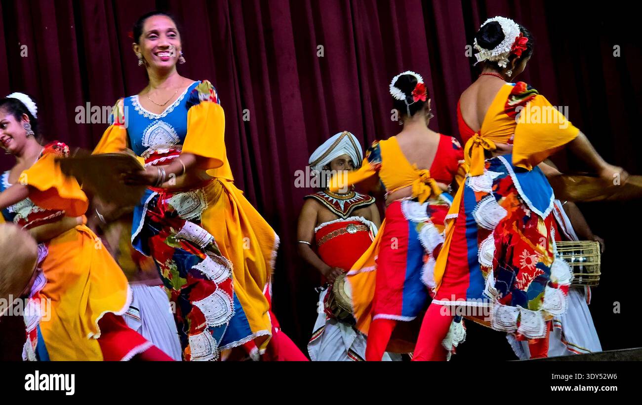 Uno spettacolo di danza culturale in Sri Lanka è una popolare attrazione turistica, che mostra il ricco patrimonio del paese attraverso la musica tradizionale, la danza e la batteria. Questi spettacoli spesso presentano danze provenienti da diverse regioni dello Sri Lanka, tra cui la famosa danza Kandyan, la danza del diavolo e le danze popolari. Kanday, Sri Lanka. Foto Stock