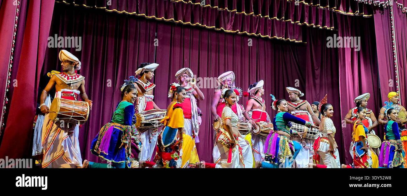 Uno spettacolo di danza culturale in Sri Lanka è una popolare attrazione turistica, che mostra il ricco patrimonio del paese attraverso la musica tradizionale, la danza e la batteria. Questi spettacoli spesso presentano danze provenienti da diverse regioni dello Sri Lanka, tra cui la famosa danza Kandyan, la danza del diavolo e le danze popolari. Kanday, Sri Lanka. Foto Stock