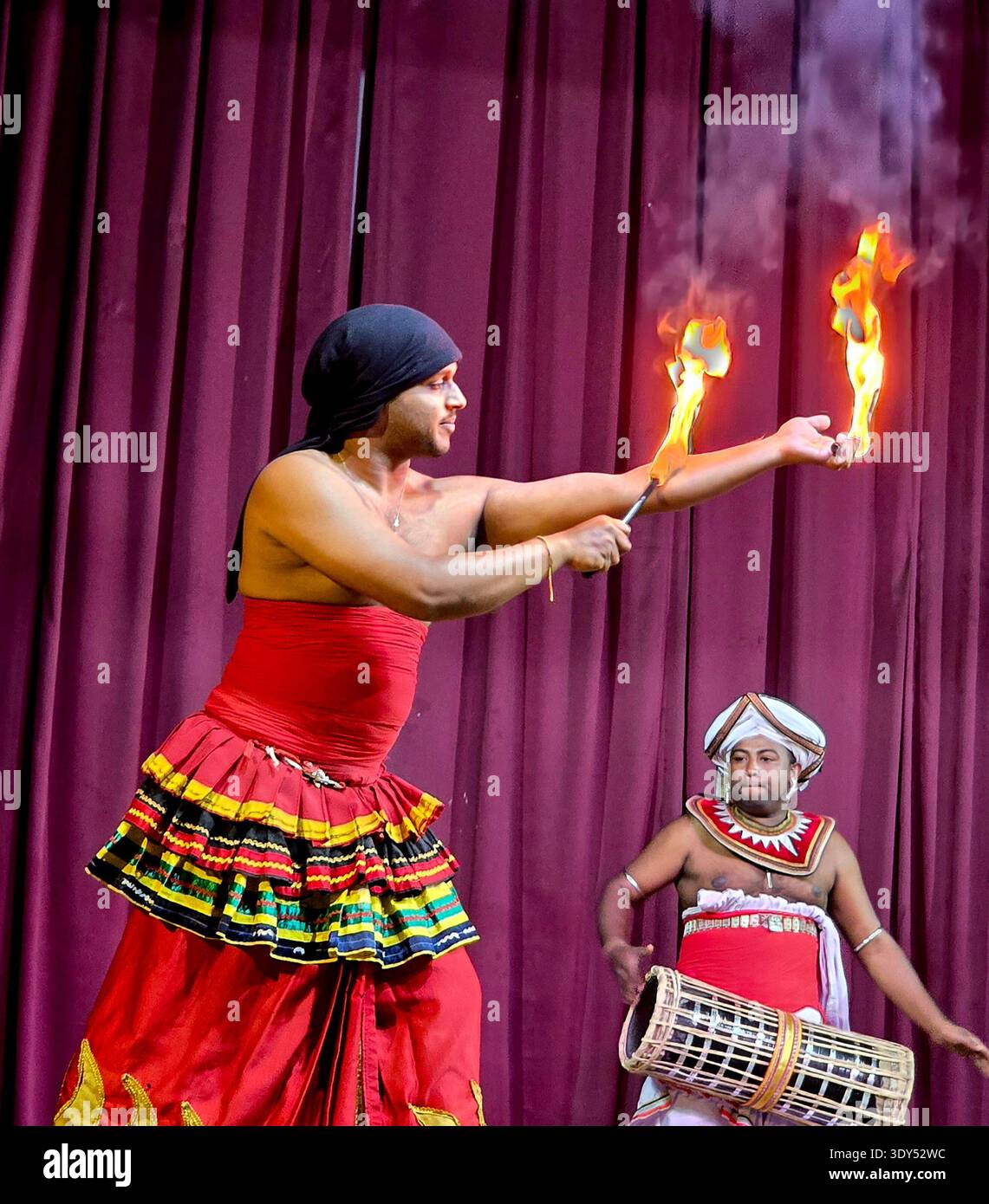 Uno spettacolo di danza culturale in Sri Lanka è una popolare attrazione turistica, che mostra il ricco patrimonio del paese attraverso la musica tradizionale, la danza e la batteria. Questi spettacoli spesso presentano danze provenienti da diverse regioni dello Sri Lanka, tra cui la famosa danza Kandyan, la danza del diavolo e le danze popolari. Kanday, Sri Lanka. Foto Stock