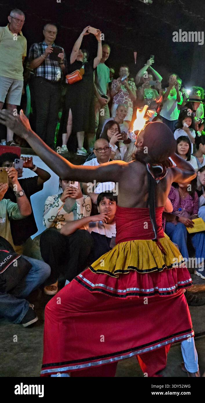 Uno spettacolo di danza culturale in Sri Lanka è una popolare attrazione turistica, che mostra il ricco patrimonio del paese attraverso la musica tradizionale, la danza e la batteria. Questi spettacoli spesso presentano danze provenienti da diverse regioni dello Sri Lanka, tra cui la famosa danza Kandyan, la danza del diavolo e le danze popolari. Kanday, Sri Lanka. Foto Stock