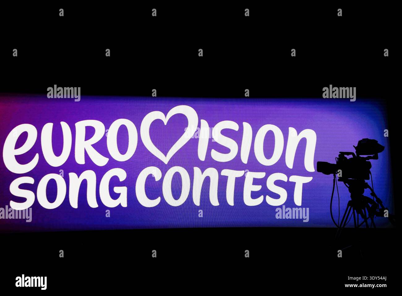 Bucarest, Romania - 4 marzo 2026: Logo del concorso di canzoni Eurovision su uno schermo durante le finali rumene. Foto Stock