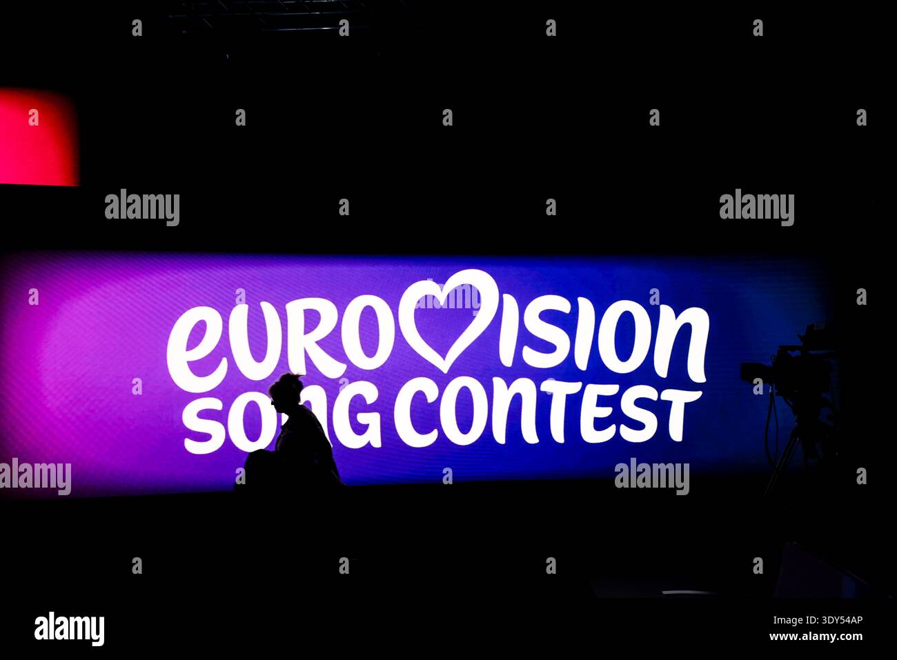 Bucarest, Romania - 4 marzo 2026: Logo del concorso di canzoni Eurovision su uno schermo durante le finali rumene. Foto Stock