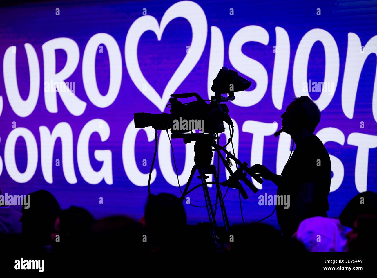 Bucarest, Romania - 4 marzo 2026: Logo del concorso di canzoni Eurovision su uno schermo durante le finali rumene. Foto Stock