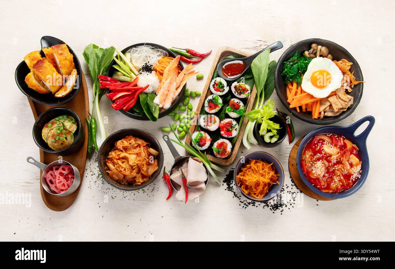 Cucina tradizionale coreana su sfondo chiaro. Assortimento di piatti tradizionali coreani. Vista dall'alto. Foto Stock