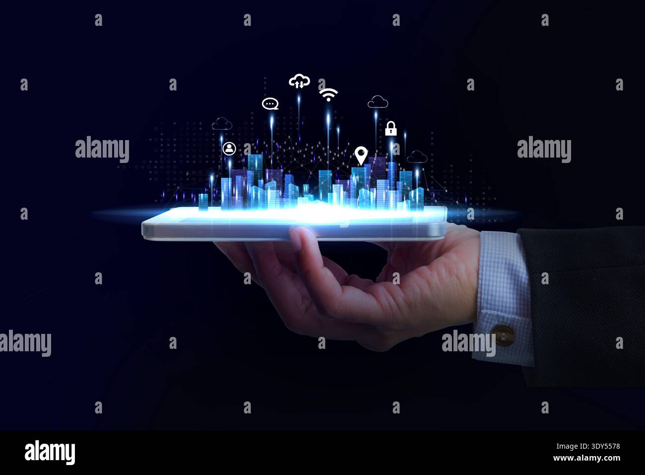mano che regge un digitale vuoto con una città intelligente con servizi e icone intelligenti, internet delle cose, reti Foto Stock