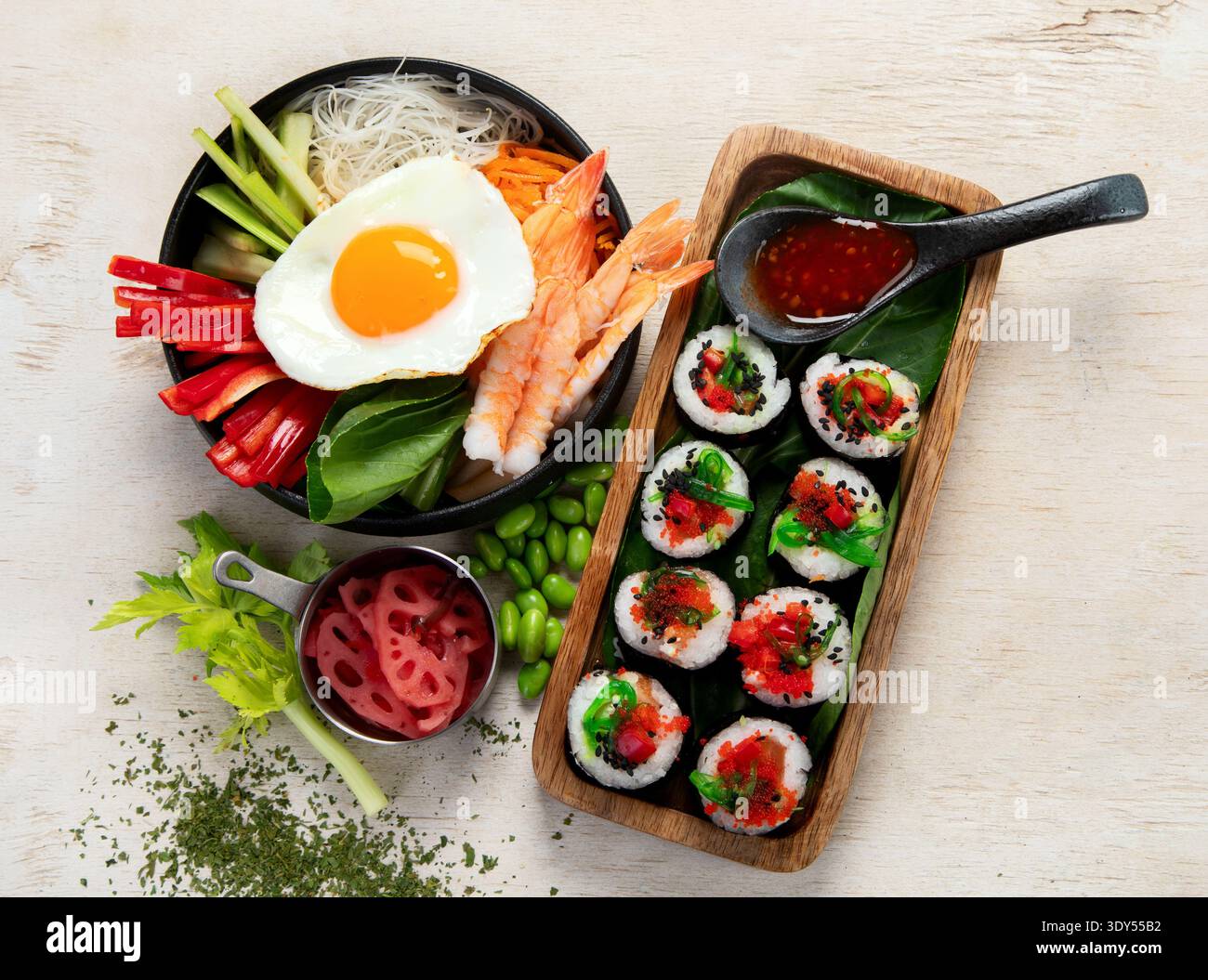 Cucina coreana, piatto tradizionale, nori roll in stile coreano su sfondo chiaro. Vista dall'alto. Foto Stock