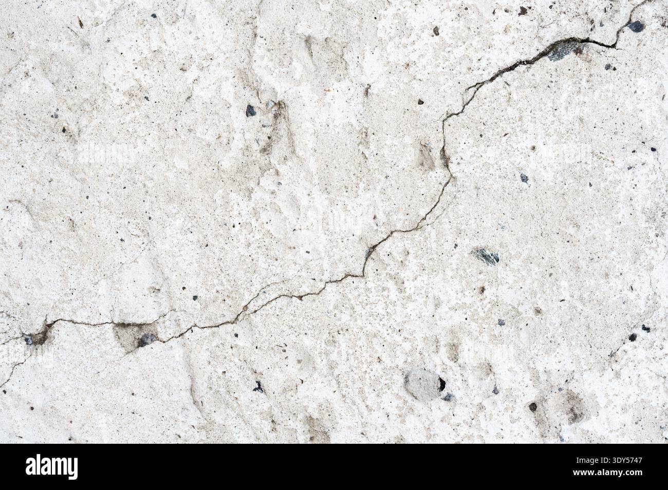 Sfondo in cemento grigio chiaro con sottile spaccatura a spirale e struttura in pietra porosa Foto Stock