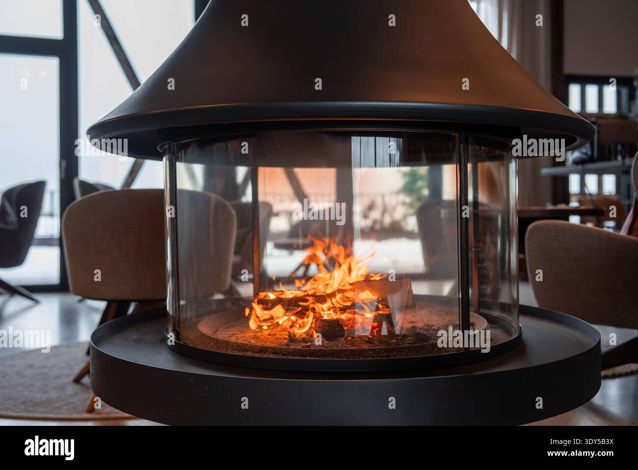 Moderno caminetto circolare nella lounge dell'hotel boutique Dolomiti Foto Stock