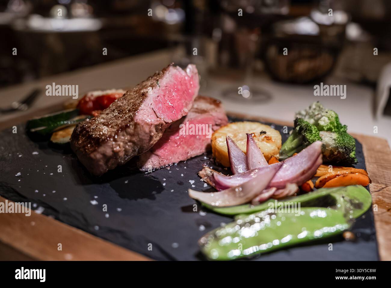 Bistecca media rara con verdure affumicate nei ristoranti delle Dolomiti Foto Stock
